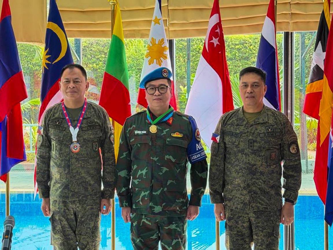 TeamAFP's tweet photo. AFP Recognizes AOT-KH Personnel, Underscores Commitment to ASEAN Peace and Stability

Armed Forces of the Philippines (AFP) Chief of Staff General Antonio G. Nafarrete recognized personnel from fellow ASEAN member states serving in the ASEAN Observer Team in Cambodia (AOT-KH) on October 21, 2026, at the AOT-KH Country Headquarters, honoring their meritorious service, professionalism, and contributions to the mission.

The recognition underscored the important role of military personnel from ASEAN member states in supporting the AOT-KH’s mandate of impartial observation, verification, and reporting in accordance with established ASEAN principles. Their dedication and professionalism in carrying out field observation activities under challenging conditions reflect the shared commitment of participating countries to regional cooperation and stability.

The recognition underscores the importance of the AOT-KH members’ contributions to the effective implementation of the mission. The AFP recognizes the contributions of its ASEAN counterparts and the importance of sustained regional cooperation in addressing security concerns through dialogue and established mechanisms. 

Photos by COLONEL XERXES A TRINIDAD PA / PAOAFP

#AFPyoucanTRUST
#OneAFPOnePhilippines
#StrongAFPStrongPhilippines
#OurSeasOurRightsOurFuture
#MatatagNaSandigan 🫡🇵🇭