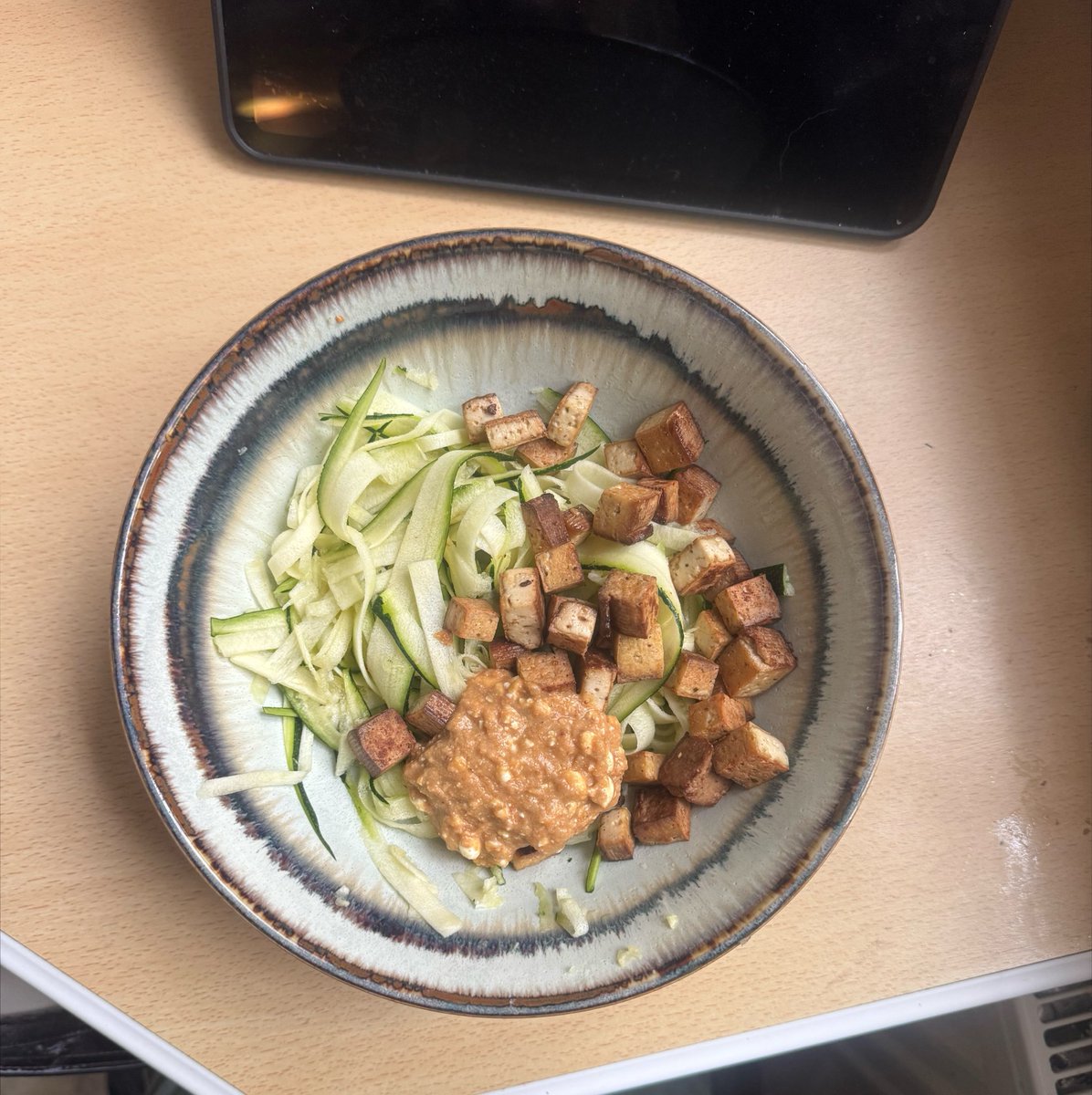 SchlinglSchlang's tweet photo. Zucchini u Tofu u Erdnusssoß https://t.co/p6kyvQ9Vyx