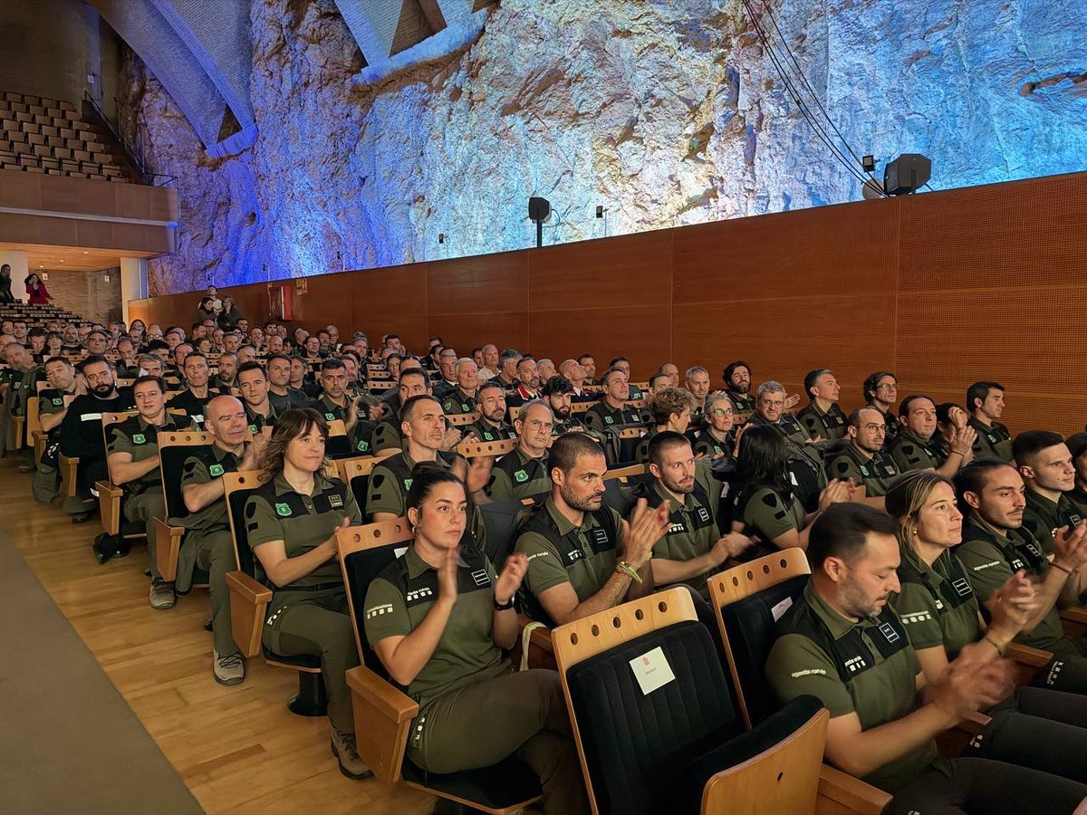 agentsruralscat's tweet photo. 🌿 Protegir la natura és protegir les persones.

🏅 El Dia del Cos, presidit pel MHP @salvadorilla i la consellera @nuriaparlon al @palautgn, reconeix la tasca i el compromís de qui ho fa possible, des de dins i fora dels #AgentsRurals. https://t.co/pMqirToMb5