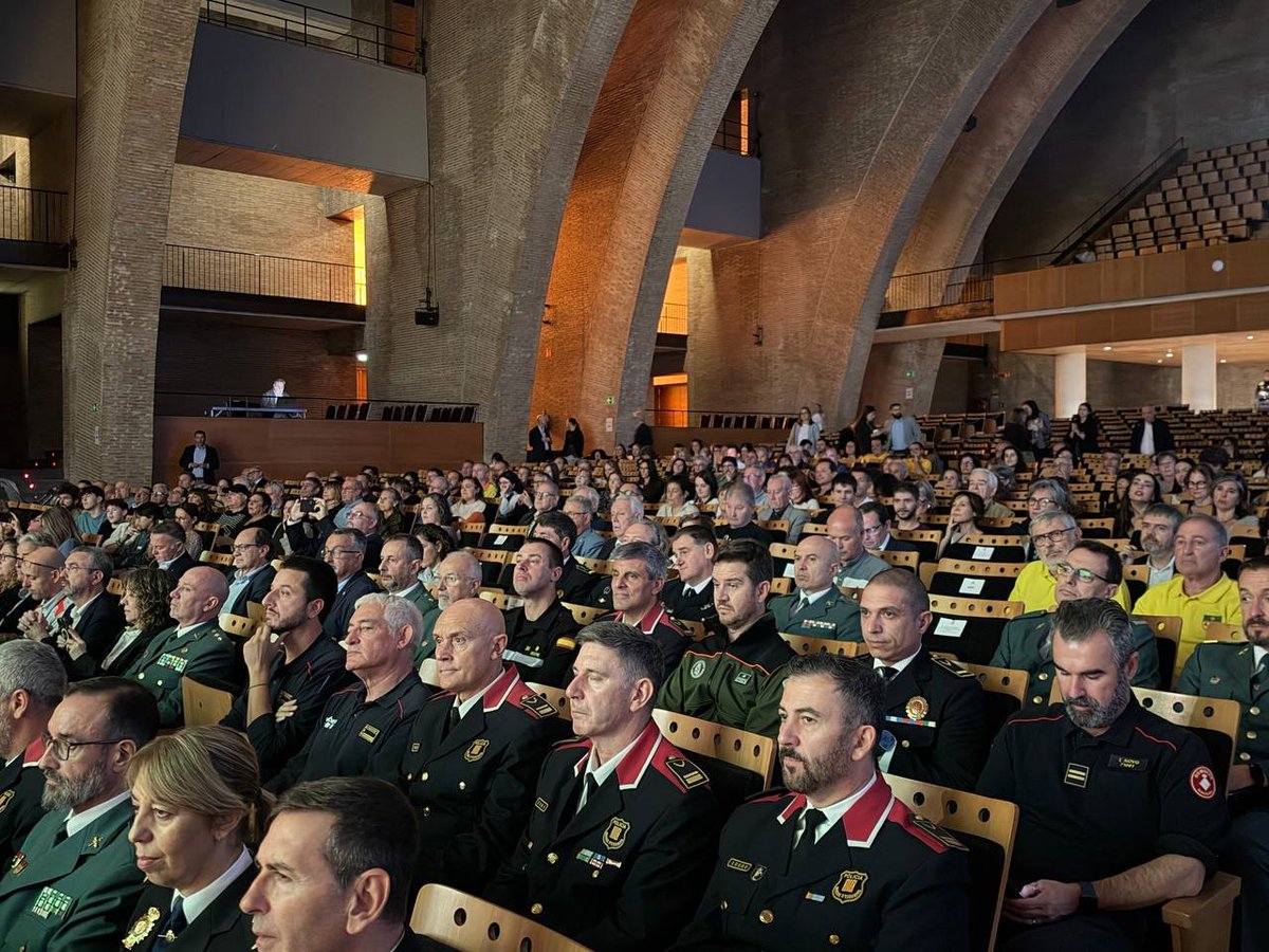 agentsruralscat's tweet photo. 🌿 Protegir la natura és protegir les persones.

🏅 El Dia del Cos, presidit pel MHP @salvadorilla i la consellera @nuriaparlon al @palautgn, reconeix la tasca i el compromís de qui ho fa possible, des de dins i fora dels #AgentsRurals. https://t.co/pMqirToMb5