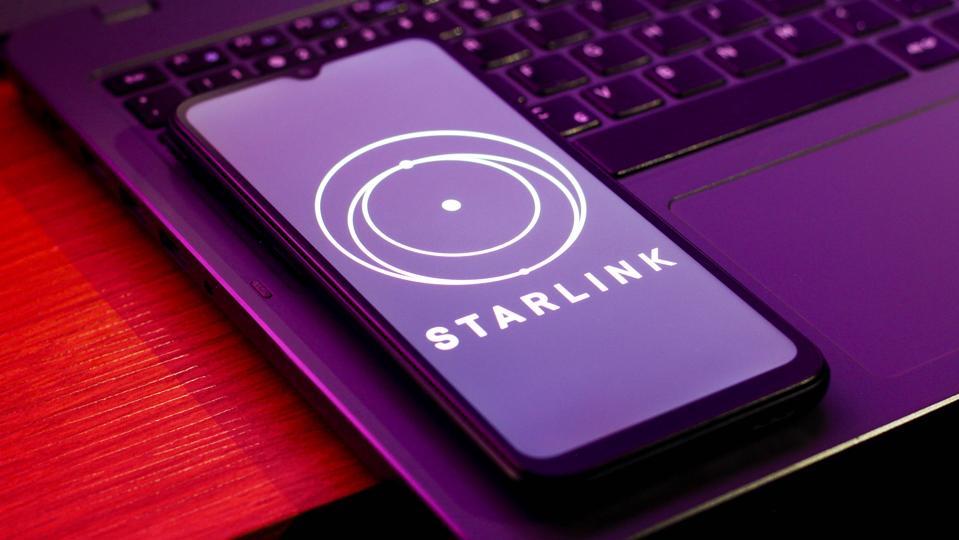 Forbes's tweet photo. AT&amp;T, Verizon, T-Mobile Shares Slip As SpaceX Reportedly Holds Cell Tower Talks For Starlink Mobile
https://t.co/LFHd0xtb2u https://t.co/7zrH4dcxZr