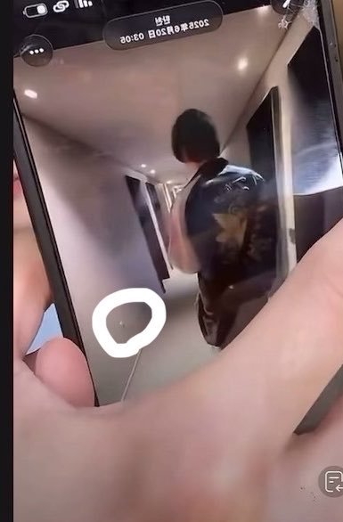 dinornis__'s tweet photo. So Korean MOA find out all the glitch of that AI generated video . Good job MOA https://t.co/a715FTHZB5
