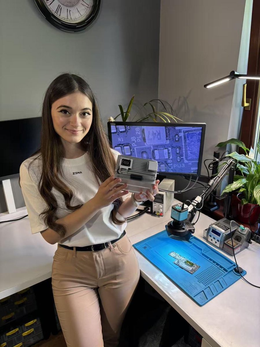 ZimaSpace's tweet photo. There’s plenty going on at her repair bench. Her ZimaBoard 2 quietly handles file storage, backups, VMs, and other services in the background. 👀
See how onimorin puts hers to work every day.
Full video in the first reply 👇
#ZimaBoard2 #Homelab #SelfHosting https://t.co/IxEDTC6Rw2