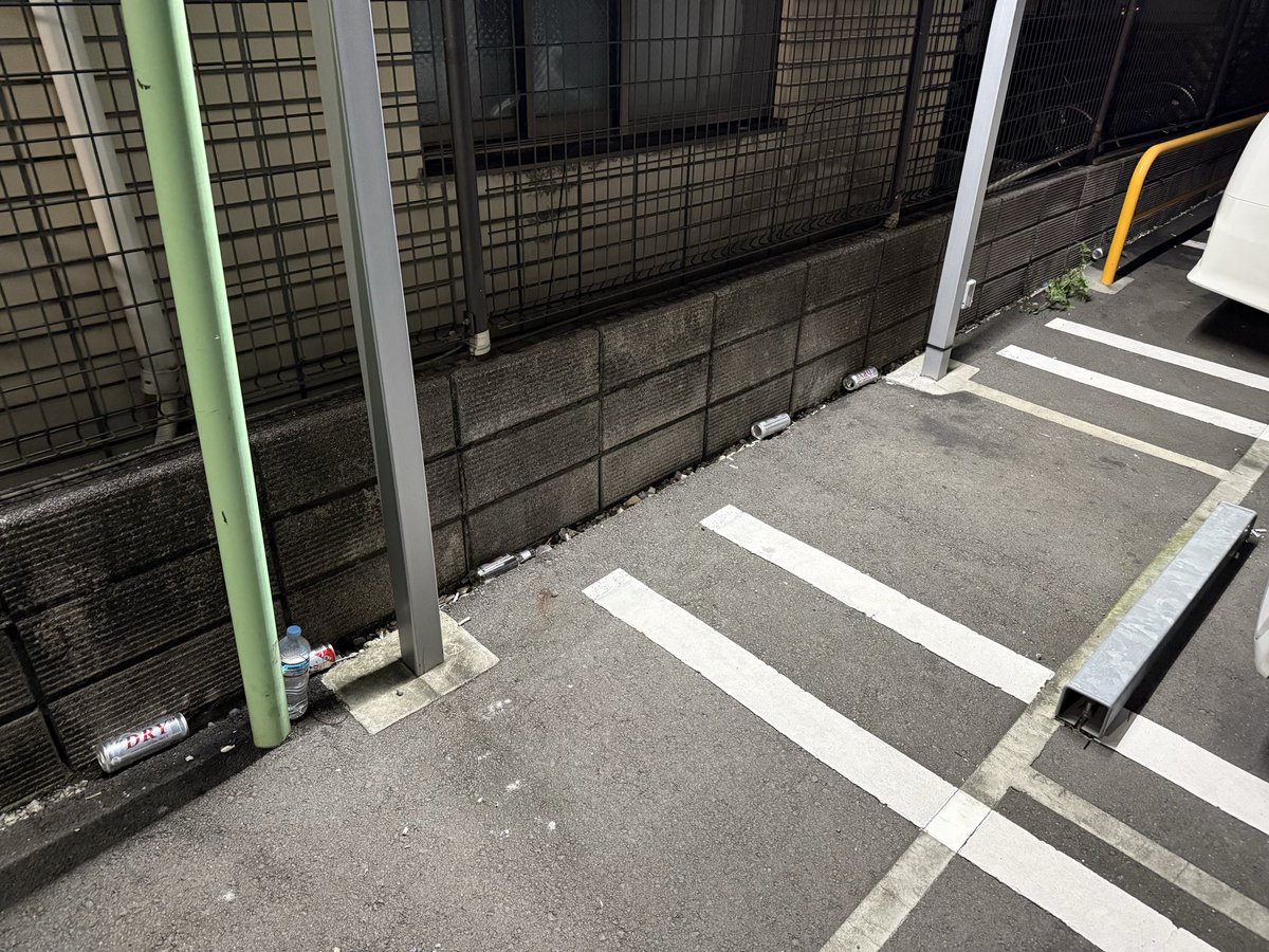 miyamoto_shunma's tweet photo. 【路上喫煙のちにポイ捨て】

三河島周辺のとある駐車場

コインパーキング敷地内でタバコを吸って吸い殻を地面に捨てた人に直接尋ねました。

なんで吸い殻を捨てるんですか？優しく聞いたが、無視。

後ろめたいと感じるなら最初からやるな！

路上喫煙・ポイ捨ての厳罰化に向けて粛々と動きます。 https://t.co/XofUeAtQhZ