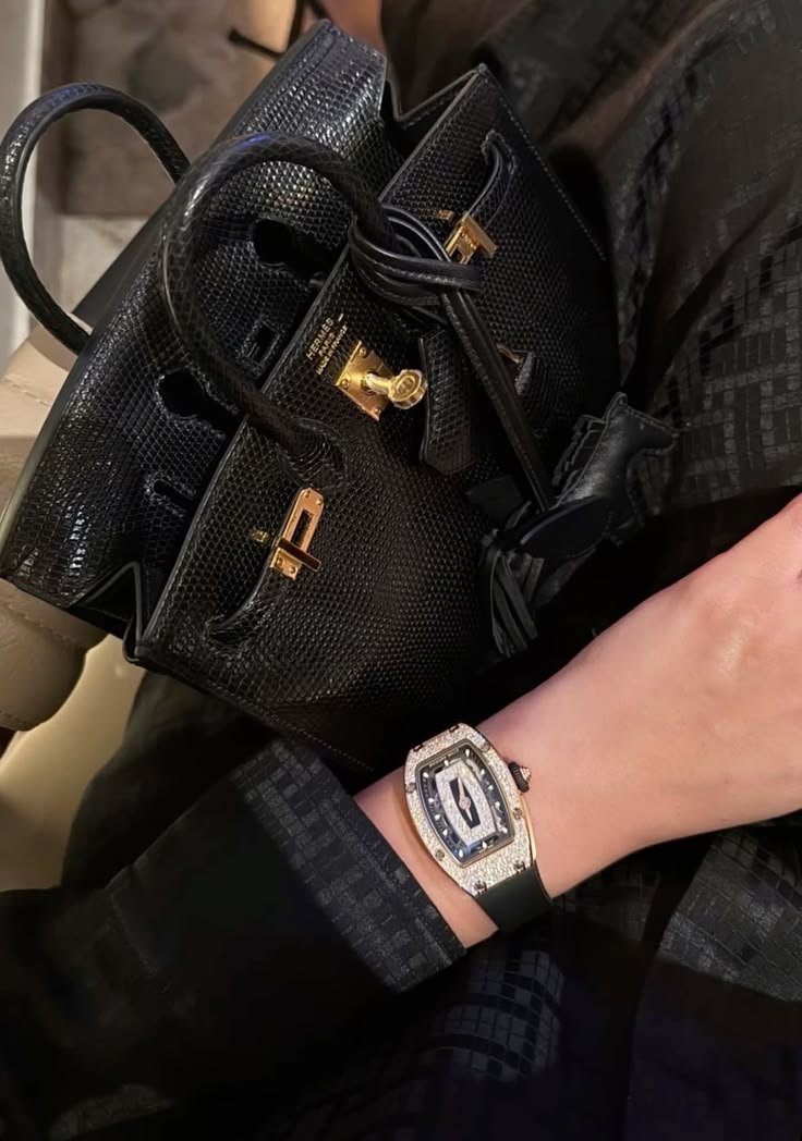chloebennettco's tweet photo. True luxury is having the freedom to choose your time, your happiness, and your direction. 💎
#London #Berlin #Germany #FinancialFreedom #LuxuryMindset https://t.co/UHr3kjVeHL