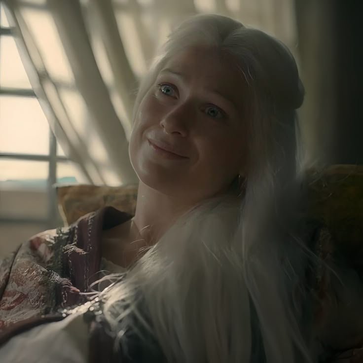 B73300Blue's tweet photo. She had no hobbies she was a girl forced into womanhood She never knew her mother received no fatherly love, her step-siblings didn't care about her Her grandmother and grandfather married her off to her cousin She had no dragon or friends Good-bye, Aemma Arryn we hardly knew you https://t.co/6xpAx48lwT