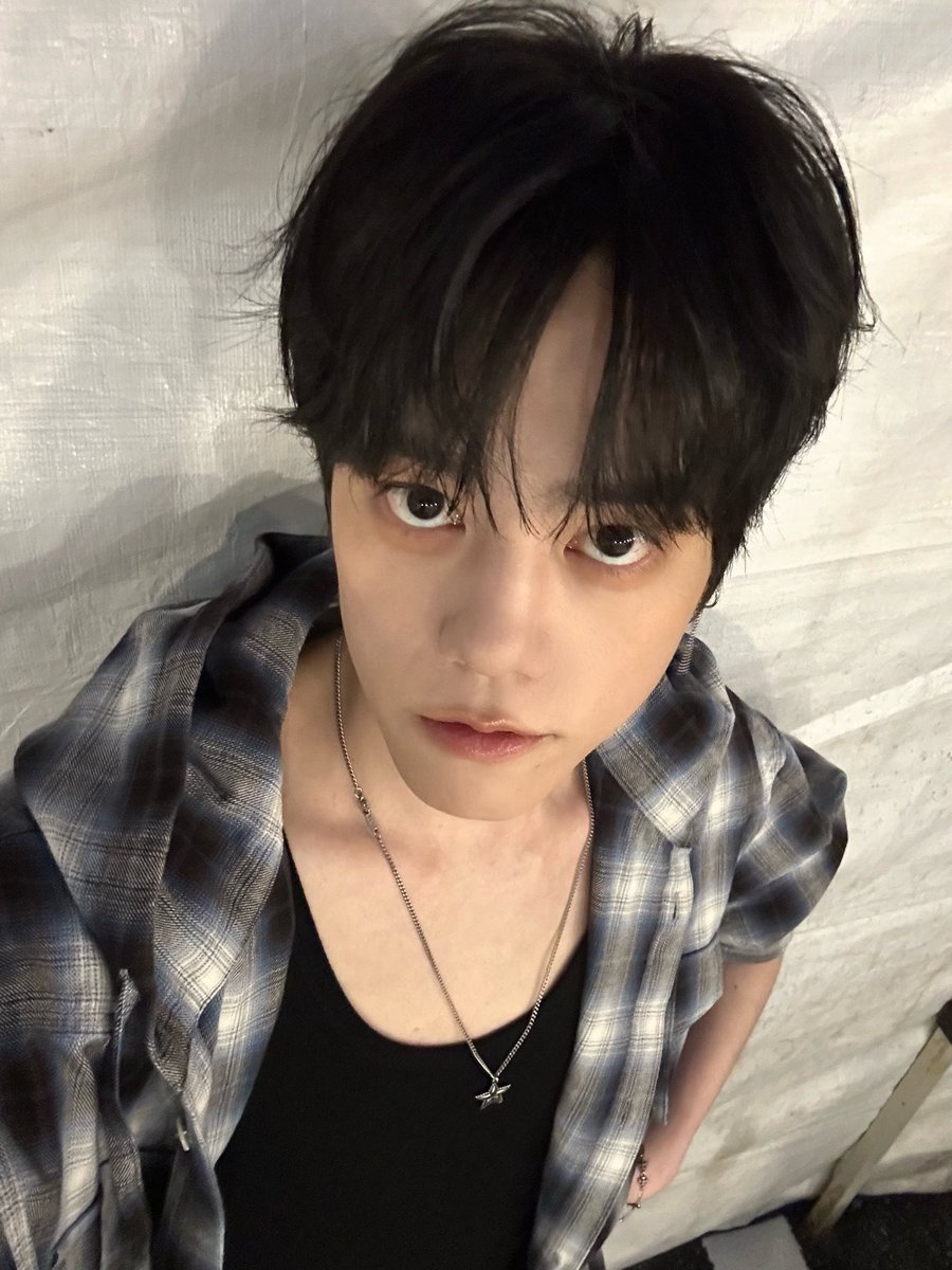 Intorem_fia's tweet photo. 얼굴 미쳤죠 https://t.co/qjNvwdhf8Y
