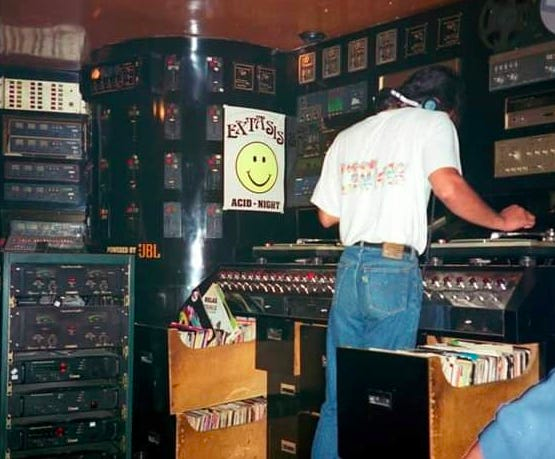 RevivalNoventas's tweet photo. Extasis Nightclub Ibiza (dj Booth) / Summer of 1988 - Acid Night 

#oldskool #rave #80s #90s #acidhouse https://t.co/ODIor8J6PK