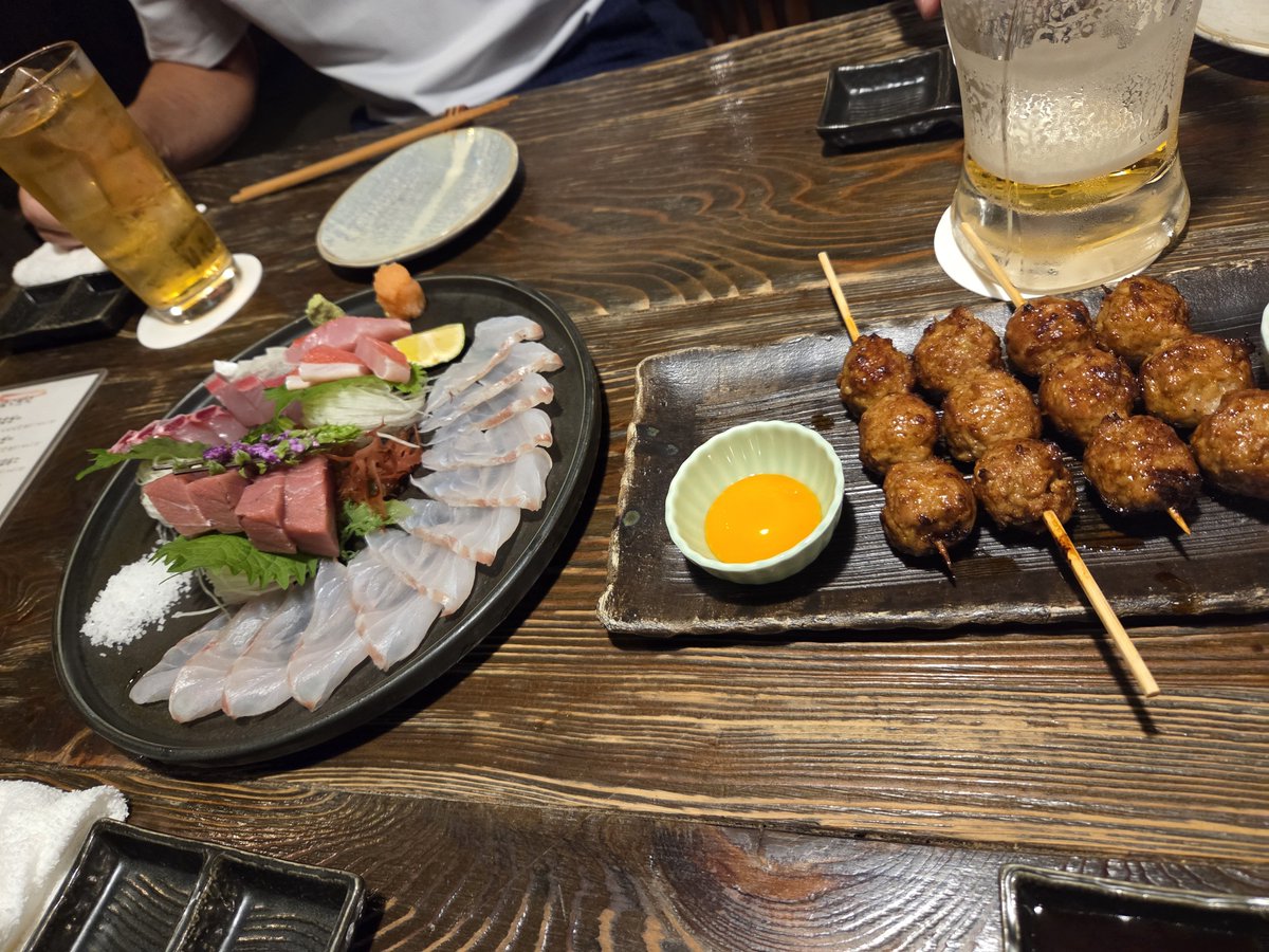 kojima_kind's tweet photo. 前回17時ちょい過ぎに行くと満席で断られた人気店なので、今回はちゃんと予約済み
入口からは想像できない古民家みたいなステキな居酒屋さんだった
一人だけジョッキがでかい笑 https://t.co/HLXZXTRDXp