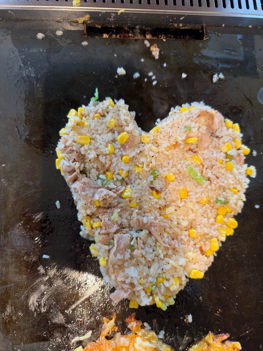 LeaderKung's tweet photo. 🫧🐥Yerin said she was in such a good mood because all the food in Osaka trip was so delicious and she sent food pics on Bubble…

🐥: Monjayaki? too I tried it for the first time.
🐥: I made this myself. I did a good job, right?ㅎㅎㅎ

/ It’s so cute that Yerin made in a heart shapeㅎㅎ😄💕