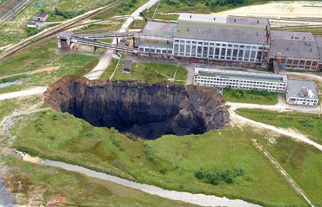 JayinKyiv's tweet photo. In a perfect metaphor for Putin's Russia, the whole town of Berezniki that contains the massive factory complex that Ukraine just hit is now rapidly collapsing into the earth due to corruption that left potash mines abandoned last decade. https://t.co/L0UU5U6lqI