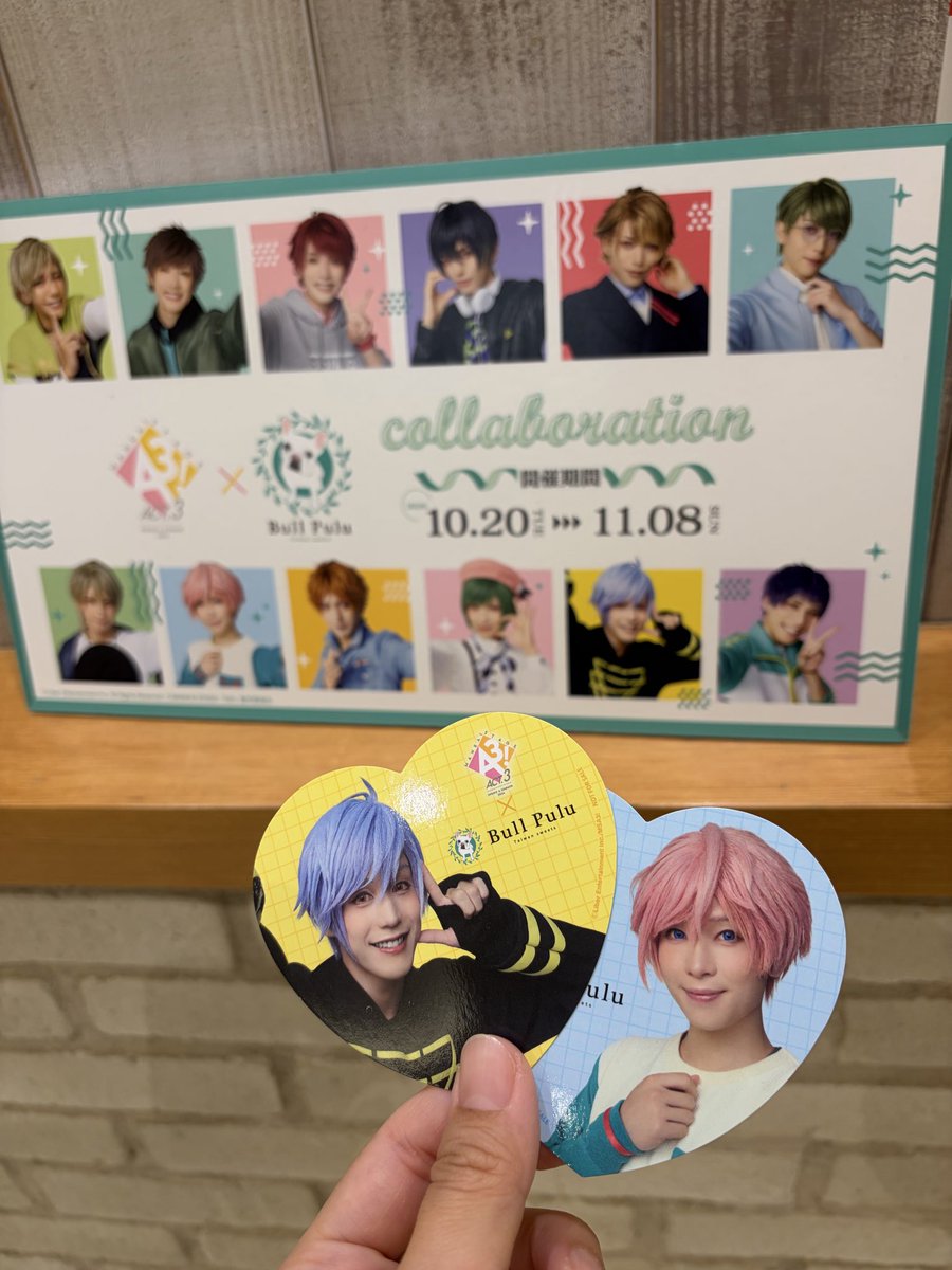 61mitsuki's tweet photo. 折角なので行ってきた！！
春組のカステラと夏組のミルクティーなのにコースターは両方夏組というねwww

シトロン様のアクスタお迎えして満足💚
絶対秋冬もやってください！！！！！！！！！！！
#エーステ #BullPulu https://t.co/RWzveGQNuR