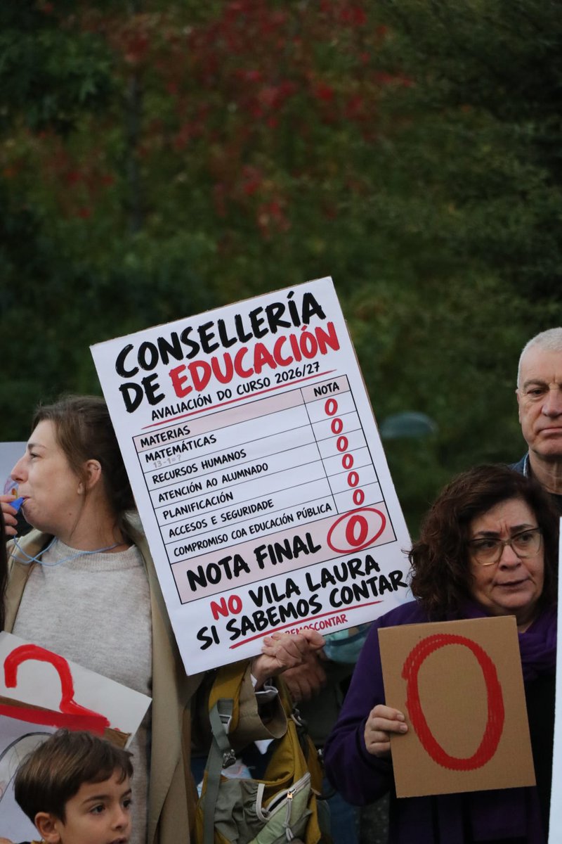 CIGEnsino's tweet photo. 🖐🏽 Cuarta semana consecutiva denunciando que na EEI Vila Laura de Vigo faltan mans!

🔢 Hoxe houbo un exame xigante de matemáticas, corrección pública e boletín de notas.

0️⃣ E o resultado foi un 0. SUSPENSO á Consellaría porque 13 postos no catálogo non son os 12 que teñen. https://t.co/2nhVEjAYvN