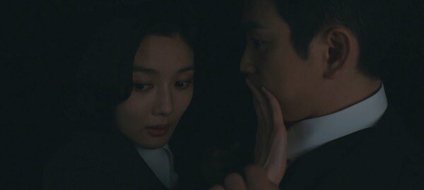 bluntbng's tweet photo. 자기 입 막는 가경의 손목을 잡는 태웅의 손을 보세요 https://t.co/thFn9O3wBt