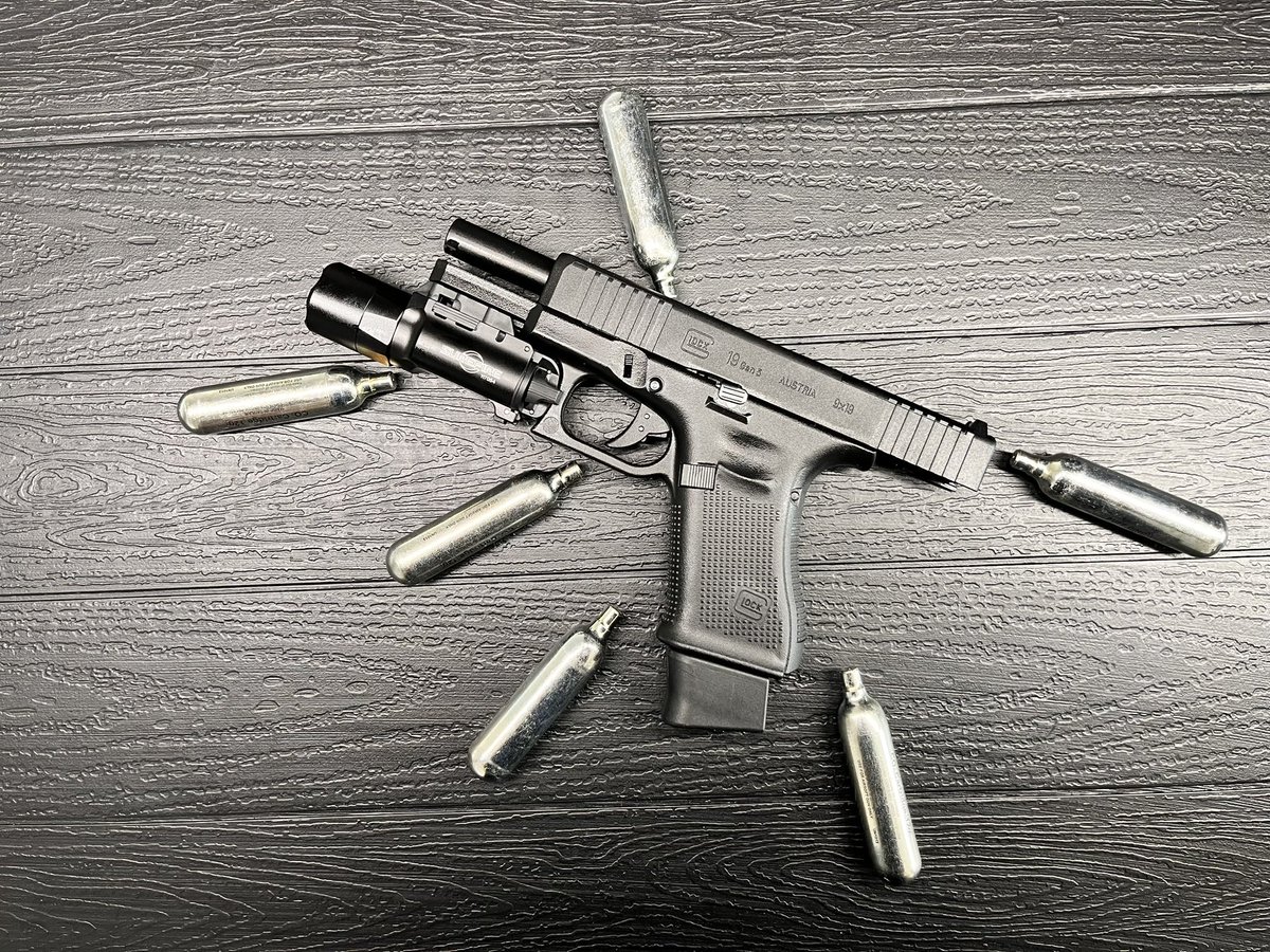 ShokoOya1115's tweet photo. 仕事終わりにぶっ放

本日はBATON GLOCK19gen5にお付き合い頂きました

今日は台風接近という事でめちゃくちゃ風強かったです

皆様ドアの開け閉めがSASUKEの重い壁持ち上げるやつみたいになってました

安全を祈願しつつぶっ放しました
#glockのある生活
#Glock https://t.co/DcP0SVWA6U