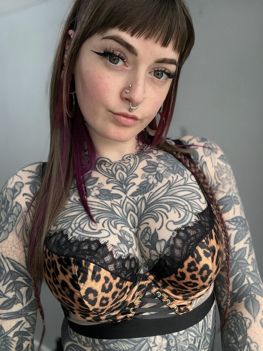 more_emilee's tweet photo. who said you can’t wear leopard print when you have tattoos 🐆 https://t.co/WYpmKxj8r1