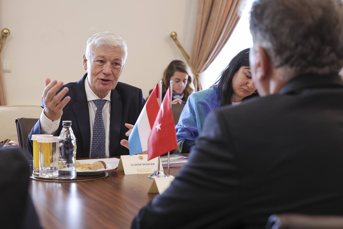 muratemir_dr's tweet photo. Türkiye Büyük Millet Meclisi’nde, Lüksemburg Temsilciler Meclisi Başkanı Claude Wiseler ve beraberindeki parlamento heyeti ile bir araya geldik.

Lüksemburg Temsilciler Meclisi Başkanı Claude Wiseler, meclisteki siyasi grupların başkanları ve temsilcilerinden oluşan heyeti Gazi Meclisimizde ağırlamaktan memnuniyet duyduk. Heyetler arası görüşmemizde iki ülke arasındaki parlamenter diplomasiyi, bölgesel gelişmeleri ve Türkiye-Avrupa Birliği ilişkilerini kapsamlı biçimde ele aldık.