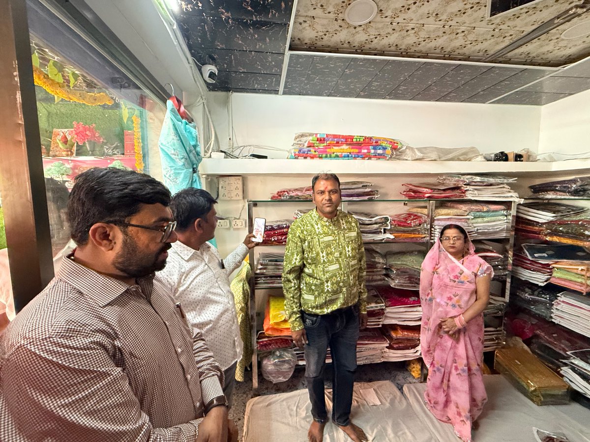buntyviveksahu's tweet photo. आज चांद में दिव्य साड़ी कलेक्शन के शुभारंभ कार्यक्रम में सम्मिलित हुआ। इस शुभ अवसर पर श्री नोखेलाल श्रीवास जी एवं उनके समस्त परिवारजनों को हार्दिक बधाई एवं शुभकामनाएँ दीं।

#DivyaSareeCollection #Congratulations https://t.co/DL1ZJqAbHv