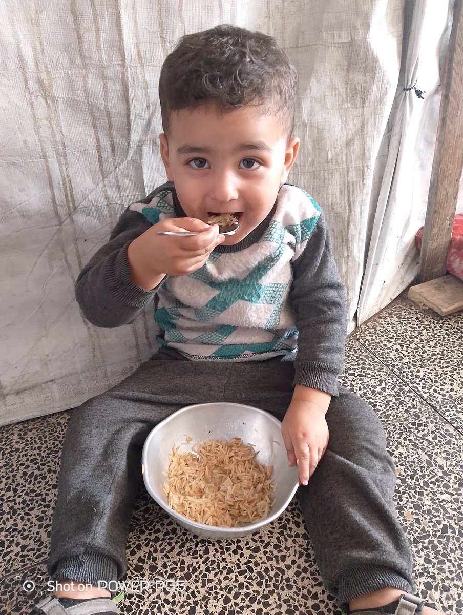 Ibrahee68067254's tweet photo. Today is Friday, and there is no meat or vegetables in the markets. We live in a tent under bombardment, and my children go to sleep hungry and afraid. 💔 Please, help us and stand by our side. Don’t leave us alone. 🙏
https://t.co/5dnBeyyh3J https://t.co/32yerlc77f