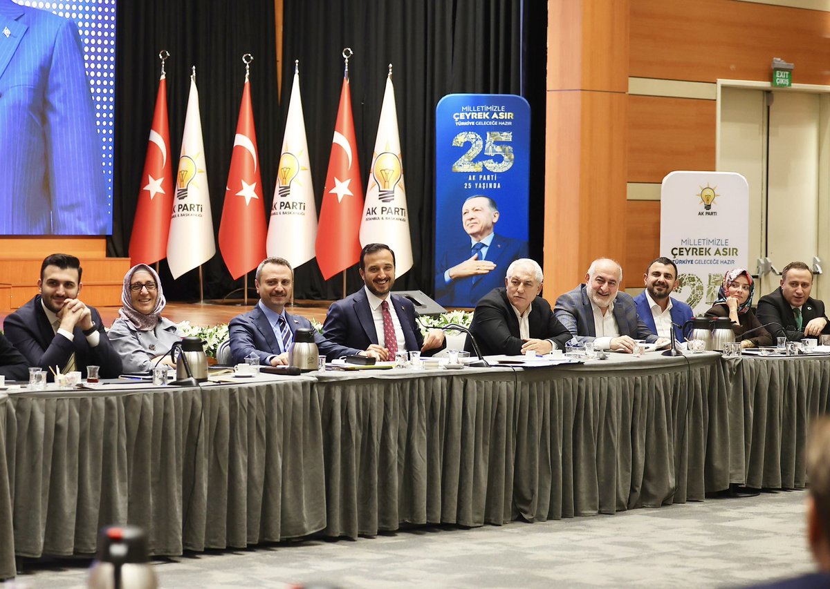 akpartiistanbul's tweet photo. Belediye Başkanları Toplantımızda; İstanbul’un gündemini, sel afetinin ilçelerimizdeki etkilerini ve alınacak tedbirleri, kentsel dönüşüm çalışmalarını ve yakın dönemde AK Parti ailemize katılan belediyelerimizin hizmet süreçlerini değerlendirdik. https://t.co/6SgFdBM0e2