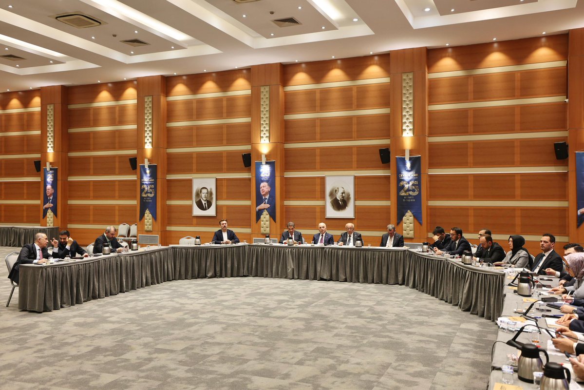 akpartiistanbul's tweet photo. Belediye Başkanları Toplantımızda; İstanbul’un gündemini, sel afetinin ilçelerimizdeki etkilerini ve alınacak tedbirleri, kentsel dönüşüm çalışmalarını ve yakın dönemde AK Parti ailemize katılan belediyelerimizin hizmet süreçlerini değerlendirdik. https://t.co/6SgFdBM0e2