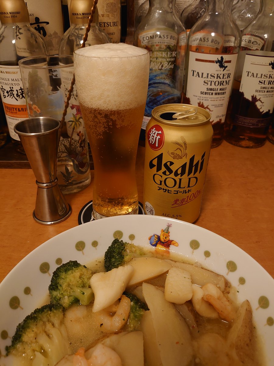 GTR50italdesign's tweet photo. しごおわ🙌
帰ってアヒージョをつまみながらビールと六プレミアムジンソーダでお疲れKP🍻
焼鳥も買ってきたので気になっていたディーコンブラックのハイボールでKP🥃
めっちゃスモーキーを想像してましたが良い意味で裏切られました😂
フルーティで飲みやすい😋✨
最後はディーコンで〆😳
最高でした🙌 https://t.co/jFbMGP1inN