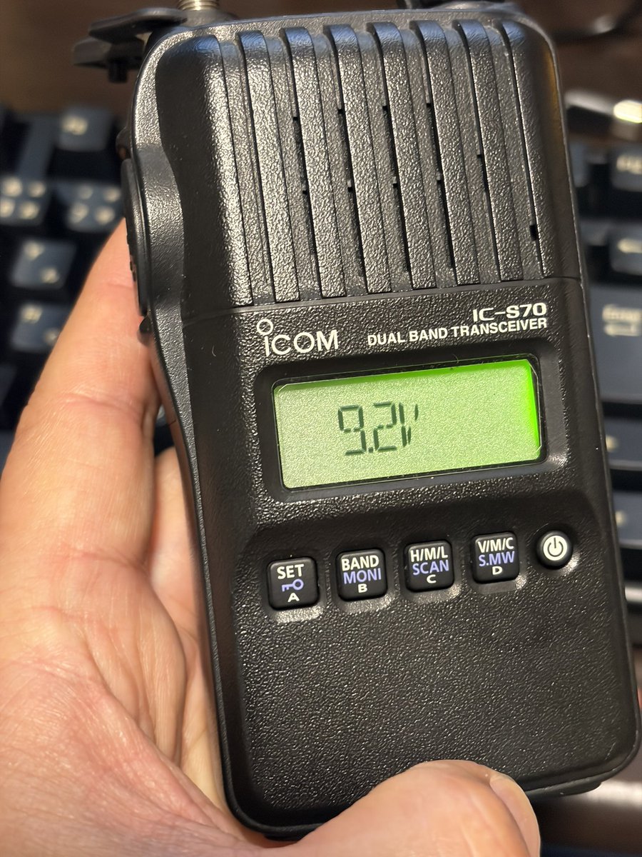 Works39's tweet photo. やば！
5W出ちゃう。
単三型のリチウムイオン充電池があると、これで1.5Vの3600mAとか。
9.2Vの3600mAって、普通のリチウムイオンバッテリーじゃんね。
充電器と一緒に購入したから、かなりお得な買い物だったかも。
もっとも、長くもてばなんだけど。

こうなると、充電池がニッケル水素電池しかなかった八重洲 #FT60 とか、アイコムICS70,ICT70、大容量バッテリーがないアルインコDJS57,47,17も使えるねー。
しかもニッケル水素電池より細く、単三電池に形が追従しているから、電池ケースに無理矢理入れるなんてこともない。
これは、便利かもよ。
