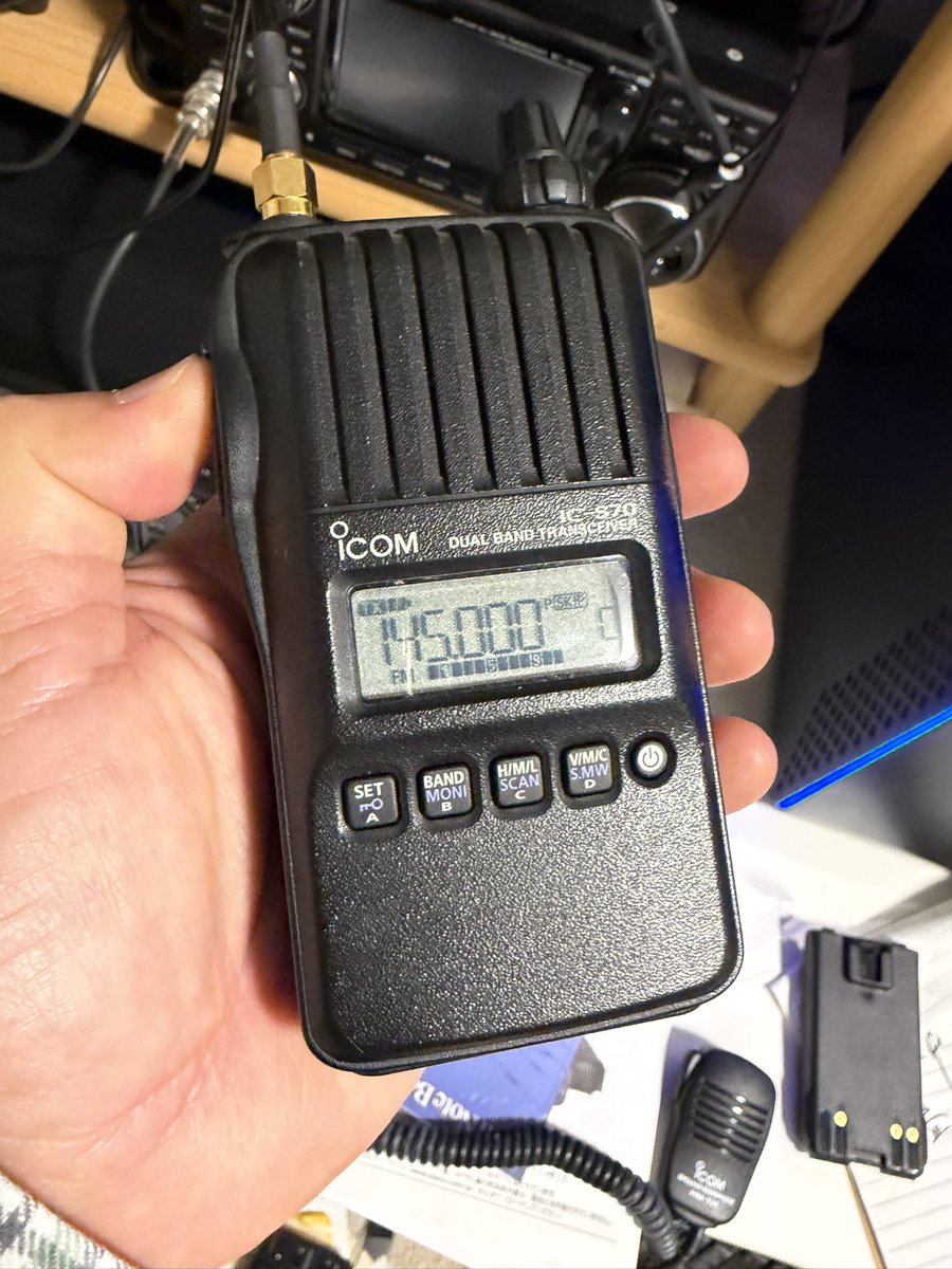 Works39's tweet photo. やば！
5W出ちゃう。
単三型のリチウムイオン充電池があると、これで1.5Vの3600mAとか。
9.2Vの3600mAって、普通のリチウムイオンバッテリーじゃんね。
充電器と一緒に購入したから、かなりお得な買い物だったかも。
もっとも、長くもてばなんだけど。

こうなると、充電池がニッケル水素電池しかなかった八重洲 #FT60 とか、アイコムICS70,ICT70、大容量バッテリーがないアルインコDJS57,47,17も使えるねー。
しかもニッケル水素電池より細く、単三電池に形が追従しているから、電池ケースに無理矢理入れるなんてこともない。
これは、便利かもよ。