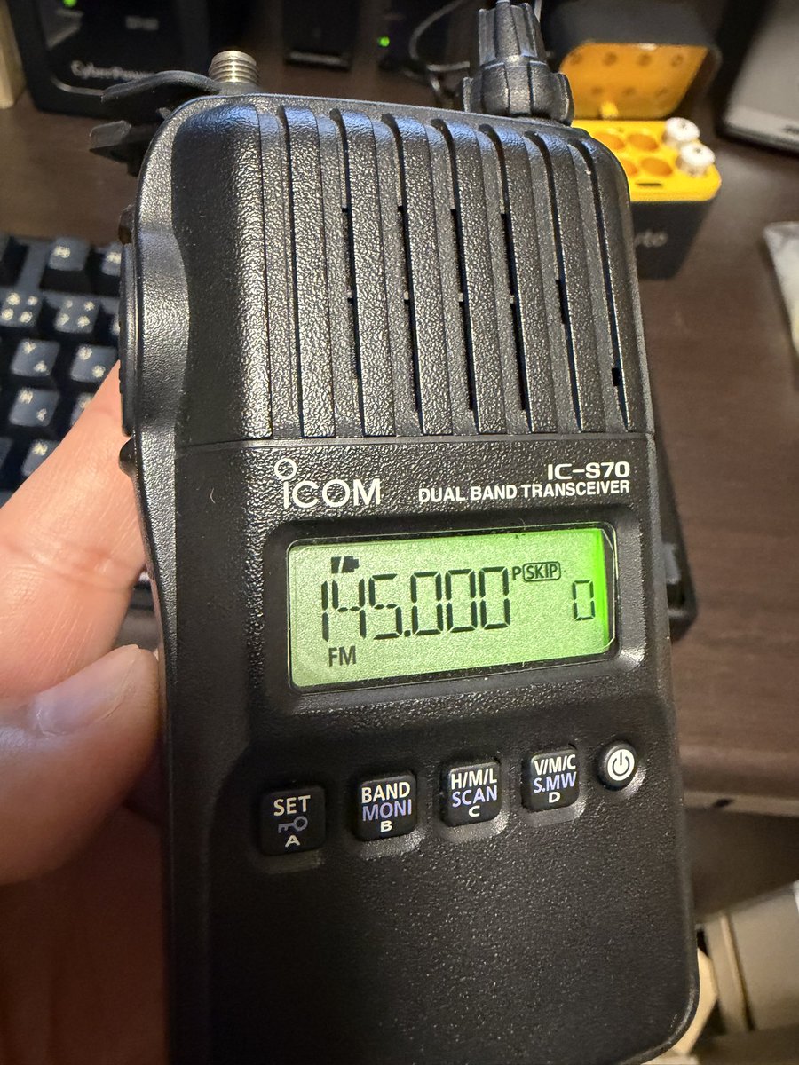 Works39's tweet photo. やば！
5W出ちゃう。
単三型のリチウムイオン充電池があると、これで1.5Vの3600mAとか。
9.2Vの3600mAって、普通のリチウムイオンバッテリーじゃんね。
充電器と一緒に購入したから、かなりお得な買い物だったかも。
もっとも、長くもてばなんだけど。

こうなると、充電池がニッケル水素電池しかなかった八重洲 #FT60 とか、アイコムICS70,ICT70、大容量バッテリーがないアルインコDJS57,47,17も使えるねー。
しかもニッケル水素電池より細く、単三電池に形が追従しているから、電池ケースに無理矢理入れるなんてこともない。
これは、便利かもよ。