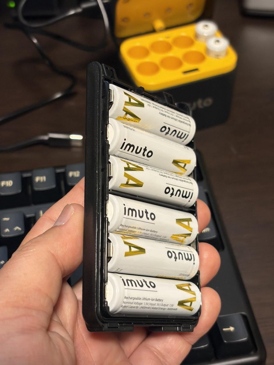Works39's tweet photo. やば！
5W出ちゃう。
単三型のリチウムイオン充電池があると、これで1.5Vの3600mAとか。
9.2Vの3600mAって、普通のリチウムイオンバッテリーじゃんね。
充電器と一緒に購入したから、かなりお得な買い物だったかも。
もっとも、長くもてばなんだけど。

こうなると、充電池がニッケル水素電池しかなかった八重洲 #FT60 とか、アイコムICS70,ICT70、大容量バッテリーがないアルインコDJS57,47,17も使えるねー。
しかもニッケル水素電池より細く、単三電池に形が追従しているから、電池ケースに無理矢理入れるなんてこともない。
これは、便利かもよ。