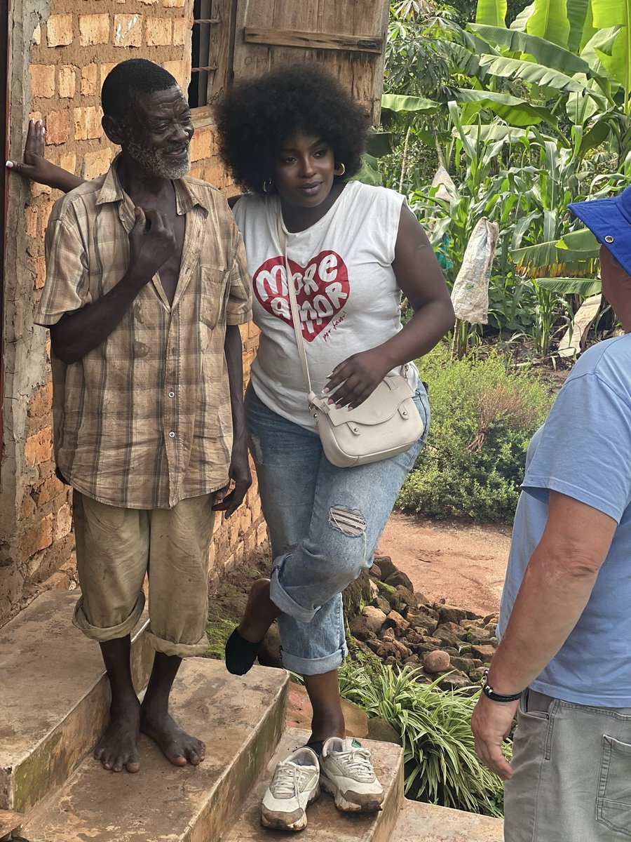 irynnamubiru's tweet photo. Yesterday, my friends and I paid a visit to my good friend Mr. Mukalazi who is taking care of his elderly sick mother. 

I am always amazed by how neat and clean he keeps his mother and their environment! 

❤️🤗👌 https://t.co/WqnLso6kkt