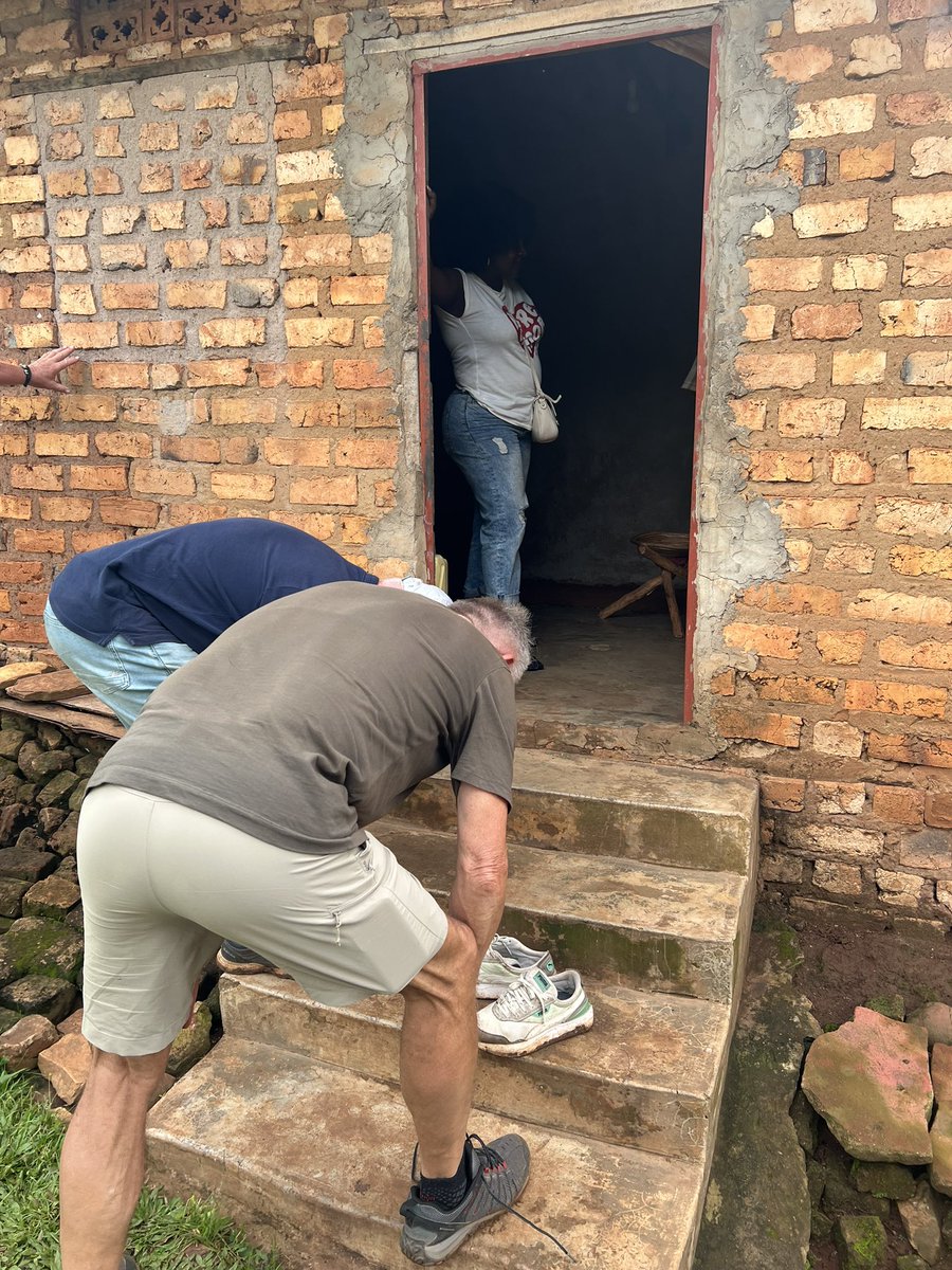 irynnamubiru's tweet photo. Yesterday, my friends and I paid a visit to my good friend Mr. Mukalazi who is taking care of his elderly sick mother. 

I am always amazed by how neat and clean he keeps his mother and their environment! 

❤️🤗👌 https://t.co/WqnLso6kkt