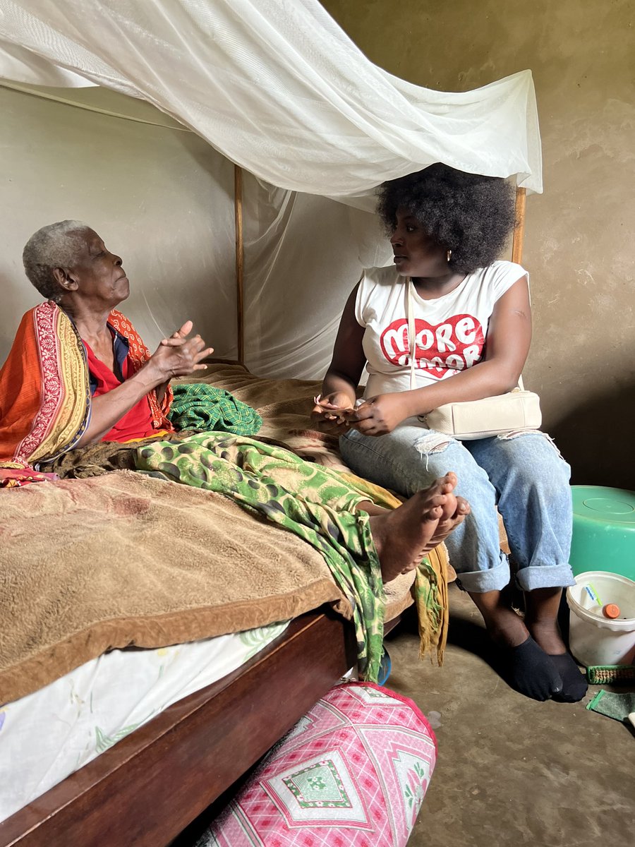 irynnamubiru's tweet photo. Yesterday, my friends and I paid a visit to my good friend Mr. Mukalazi who is taking care of his elderly sick mother. 

I am always amazed by how neat and clean he keeps his mother and their environment! 

❤️🤗👌 https://t.co/WqnLso6kkt