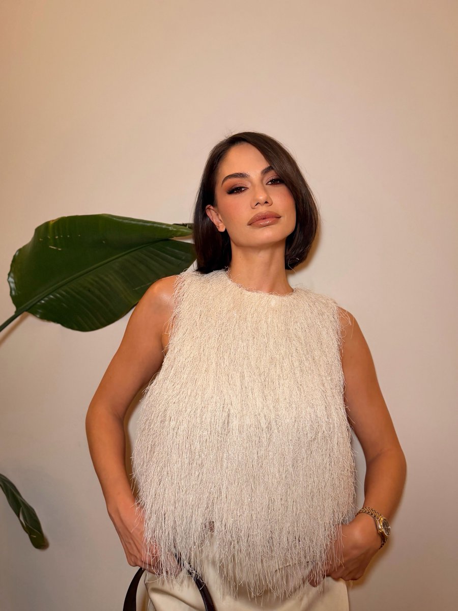 onedio's tweet photo. Upuzun saçlarını kısacık kestiren Demet Özdemir, yeni tarzıyla paylaşım yaptı. https://t.co/w1lZK4SL9d