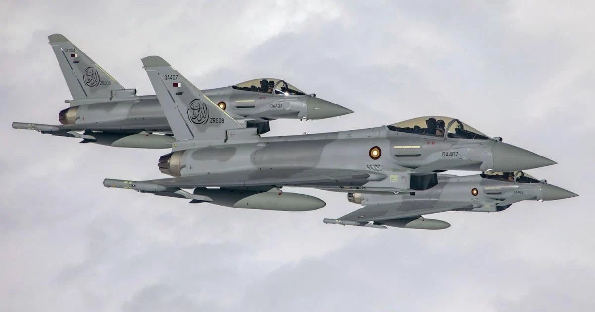 Arab_Intel's tweet photo. 🇶🇦🇹🇷 Le Qatar devrait prochainement transmettre à la Turquie un projet de contrat de vente ainsi qu’un projet de programme de formation pour les Eurofighter.

Ankara négocie l’acquisition de 24 Eurofighter qataris Tranche 3A, en complément des 20 appareils neufs commandés au Royaume-Uni. Des discussions avaient également été engagées avec Oman pour 12 appareils, mais la piste qatarie semble désormais privilégiée.