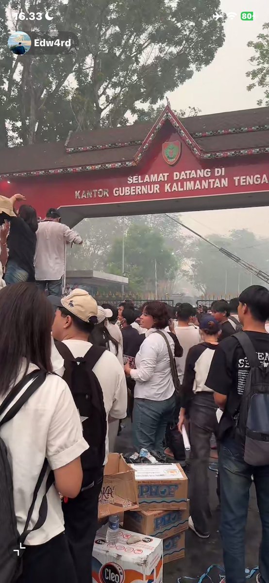 oqforwhat's tweet photo. mereka demo sambil megap-megap hisap racun, gubernurnya malah nggak berani datang 🥱

📍palangka raya https://t.co/m8mzbxcVBC