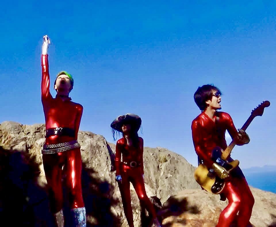 ACO_Singer's tweet photo. なんだか咳が出るので歌うのをやめてFBの思い出を開いてみたら、8年前のコレがw
友達のバンド(ユニット)のMVに出た時のやつ。小樽まで行って撮影したの✨真ん中の宇宙人(♀)👽が私ねw
子供に大ウケだったこのMV、久しぶりに観て笑ったけど、彼らは今活動休止中だからリンクを貼るのはやめておこう。 https://t.co/KQaemJyr7v