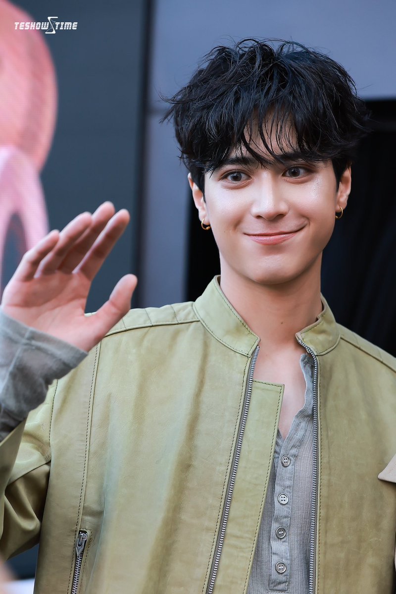 TESHOWPING_ERA's tweet photo. How can someone be this handsome and still have the sweetest smile that makes every heart skip a beat? THAT FACE, THAT SMILE, THAT MAN! 😭✨

TSP HEIDIS SECRET EFW26

#TeshowPingatEFW26ICONSIAM

Cr: @teshowstime_ https://t.co/dZZRoYC7gQ