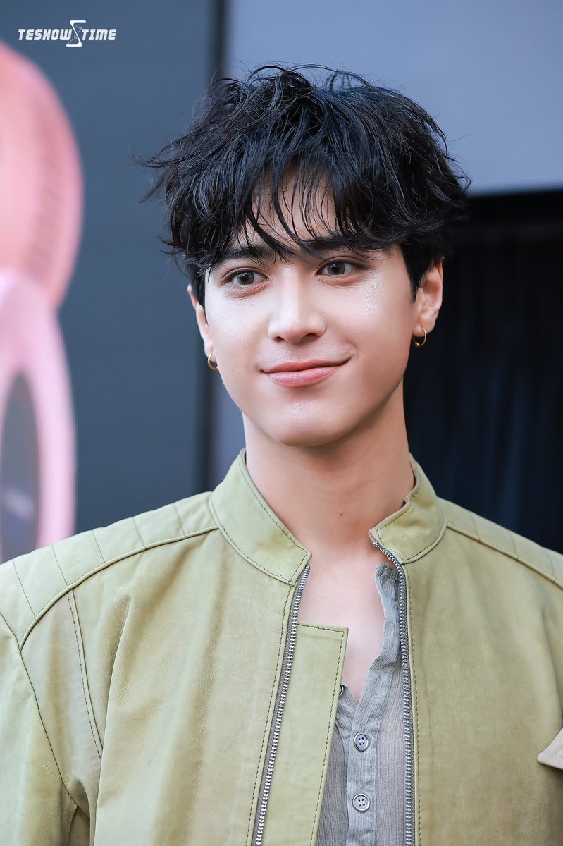 TESHOWPING_ERA's tweet photo. How can someone be this handsome and still have the sweetest smile that makes every heart skip a beat? THAT FACE, THAT SMILE, THAT MAN! 😭✨

TSP HEIDIS SECRET EFW26

#TeshowPingatEFW26ICONSIAM

Cr: @teshowstime_ https://t.co/dZZRoYC7gQ