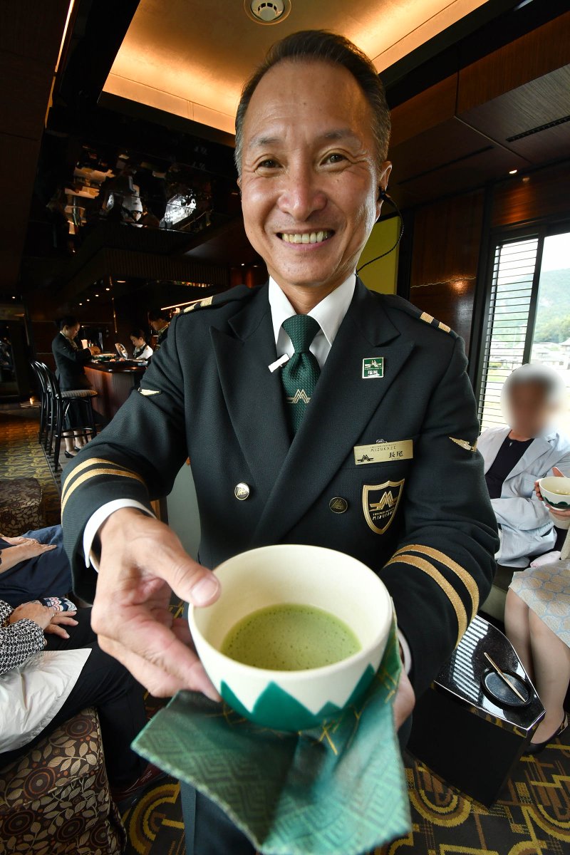 railil_app's tweet photo. /
車掌から“ホテルマン”に転身!?　
レジェンド車掌・長尾さんに突撃取材
\

かつて「トワイライトエクスプレス」やその歴史を受け継いだ「TWILIGHT EXPRESS 瑞風」の列車長として活躍し、今も車掌として乗務を続ける長尾寛さん。

その笑顔や旅情にあふれた車内放送に魅了され、ファンとなった人もいるのではないでしょうか✨

「この最終列車に乗ることができなかった全ての人たちのことを思いながら放送していたら、自然と『ありがとうトワイライトエクスプレス、さようならトワイライトエクスプレス』という言葉が最後に出ましたね」。

トワイライトエクスプレスの最終列車乗務の思い出や、放送に込める思いをRaililのコラムでお伝えします✍

詳しくは☟
https://t.co/eftdaDDKma
#レジェンド車掌　#トワイライトエクスプレス　#おもてなし放送