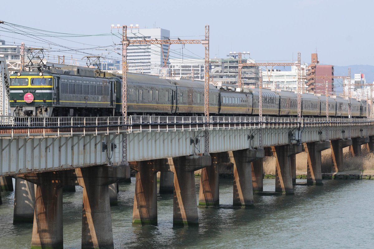railil_app's tweet photo. /
車掌から“ホテルマン”に転身!?　
レジェンド車掌・長尾さんに突撃取材
\

かつて「トワイライトエクスプレス」やその歴史を受け継いだ「TWILIGHT EXPRESS 瑞風」の列車長として活躍し、今も車掌として乗務を続ける長尾寛さん。

その笑顔や旅情にあふれた車内放送に魅了され、ファンとなった人もいるのではないでしょうか✨

「この最終列車に乗ることができなかった全ての人たちのことを思いながら放送していたら、自然と『ありがとうトワイライトエクスプレス、さようならトワイライトエクスプレス』という言葉が最後に出ましたね」。

トワイライトエクスプレスの最終列車乗務の思い出や、放送に込める思いをRaililのコラムでお伝えします✍

詳しくは☟
https://t.co/eftdaDDKma
#レジェンド車掌　#トワイライトエクスプレス　#おもてなし放送