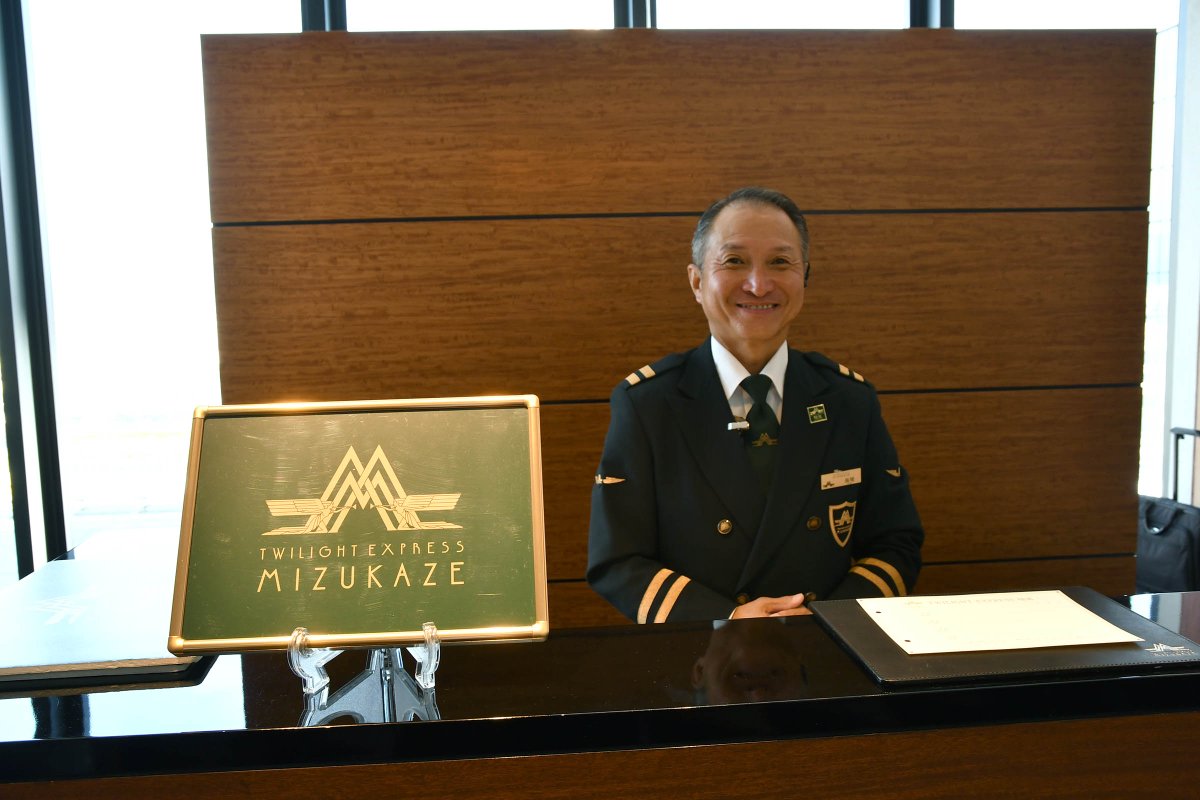 railil_app's tweet photo. /
車掌から“ホテルマン”に転身!?　
レジェンド車掌・長尾さんに突撃取材
\

かつて「トワイライトエクスプレス」やその歴史を受け継いだ「TWILIGHT EXPRESS 瑞風」の列車長として活躍し、今も車掌として乗務を続ける長尾寛さん。

その笑顔や旅情にあふれた車内放送に魅了され、ファンとなった人もいるのではないでしょうか✨

「この最終列車に乗ることができなかった全ての人たちのことを思いながら放送していたら、自然と『ありがとうトワイライトエクスプレス、さようならトワイライトエクスプレス』という言葉が最後に出ましたね」。

トワイライトエクスプレスの最終列車乗務の思い出や、放送に込める思いをRaililのコラムでお伝えします✍

詳しくは☟
https://t.co/eftdaDDKma
#レジェンド車掌　#トワイライトエクスプレス　#おもてなし放送