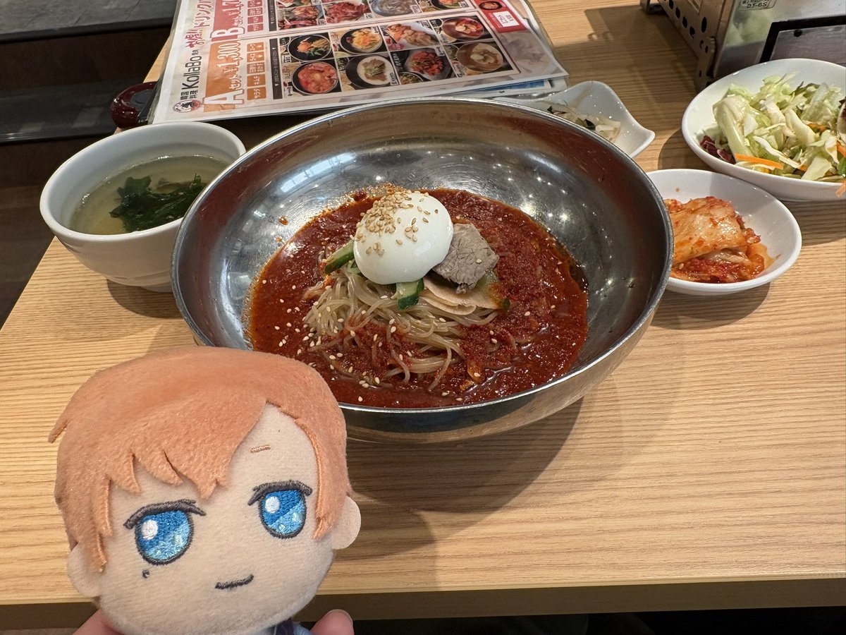 maya_kororo's tweet photo. ⏰ こないだけんじゃさまと びびんれーめんたべましたよ！
からかったけどおいしかったです

さむくなって けんじゃさまもたいちょうくずしてるみたいです……

みなさんもきをつけてくださいね！
もし、かぜひいたら……おじや！ですよ！

 #まほやく_ぬい 
 #金曜ぬいNight https://t.co/M4yhII8TgN