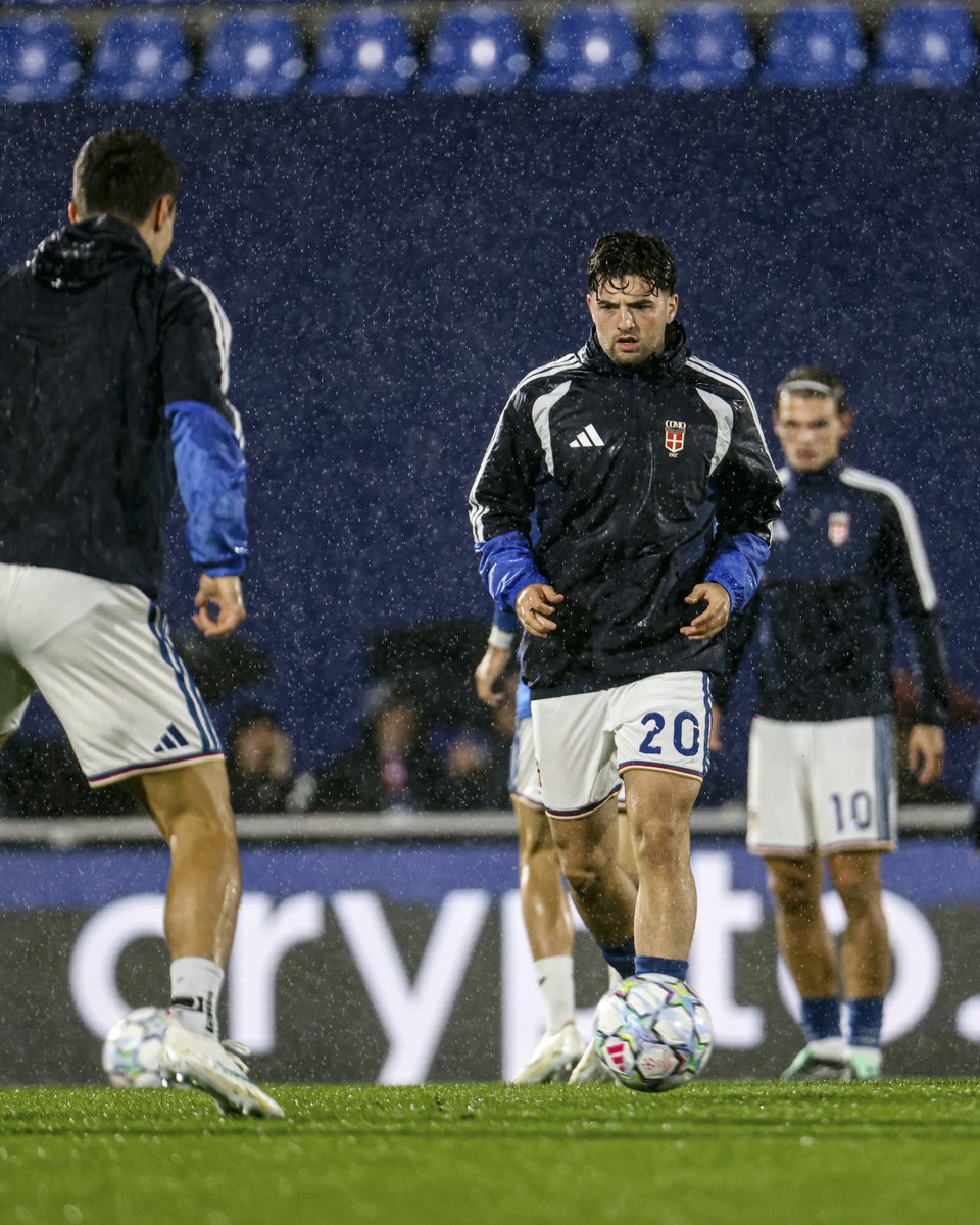 Como_1907's tweet photo. Pre-match moments in the rain. 🌧️ https://t.co/qsf98ugZ88