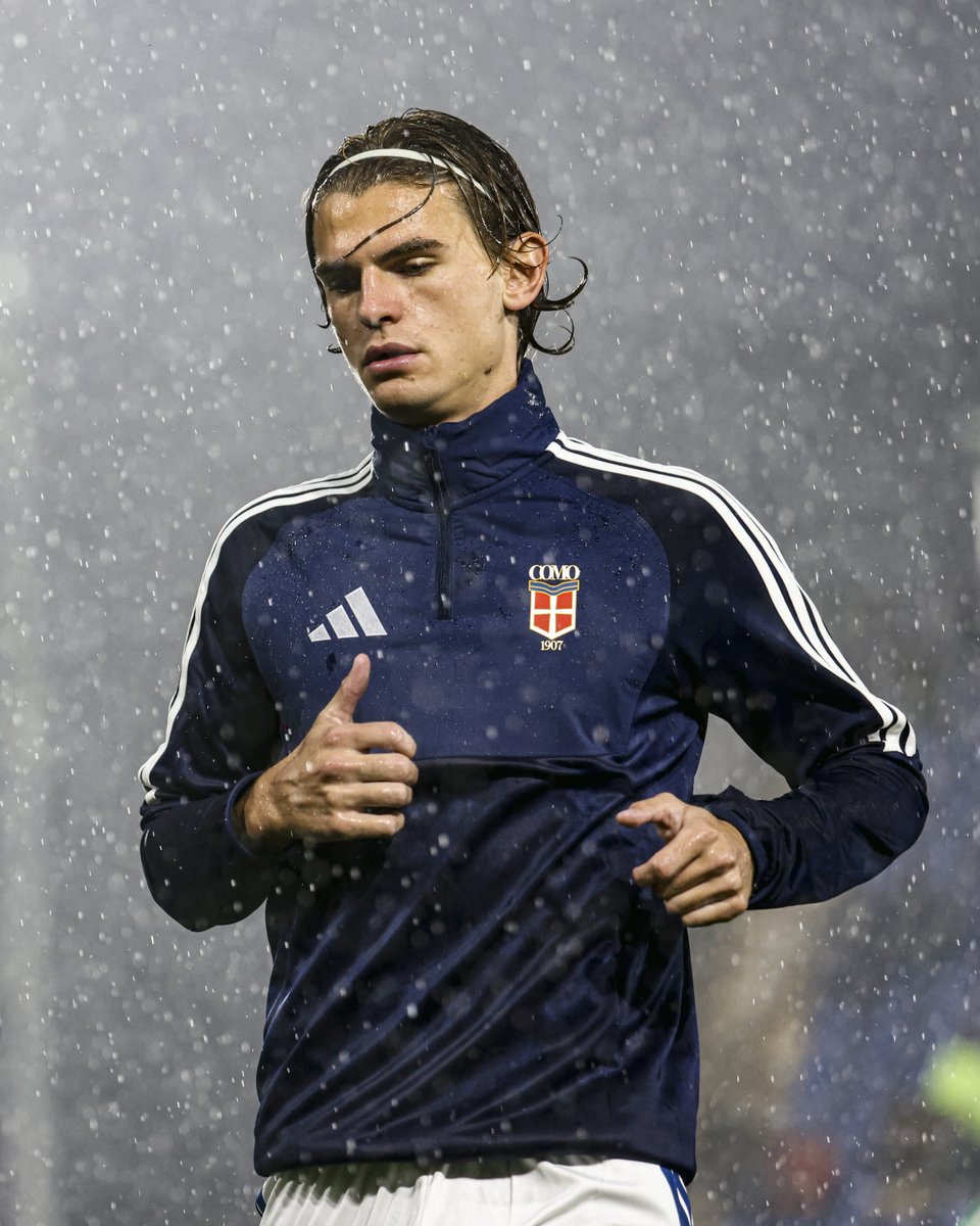 Como_1907's tweet photo. Pre-match moments in the rain. 🌧️ https://t.co/qsf98ugZ88