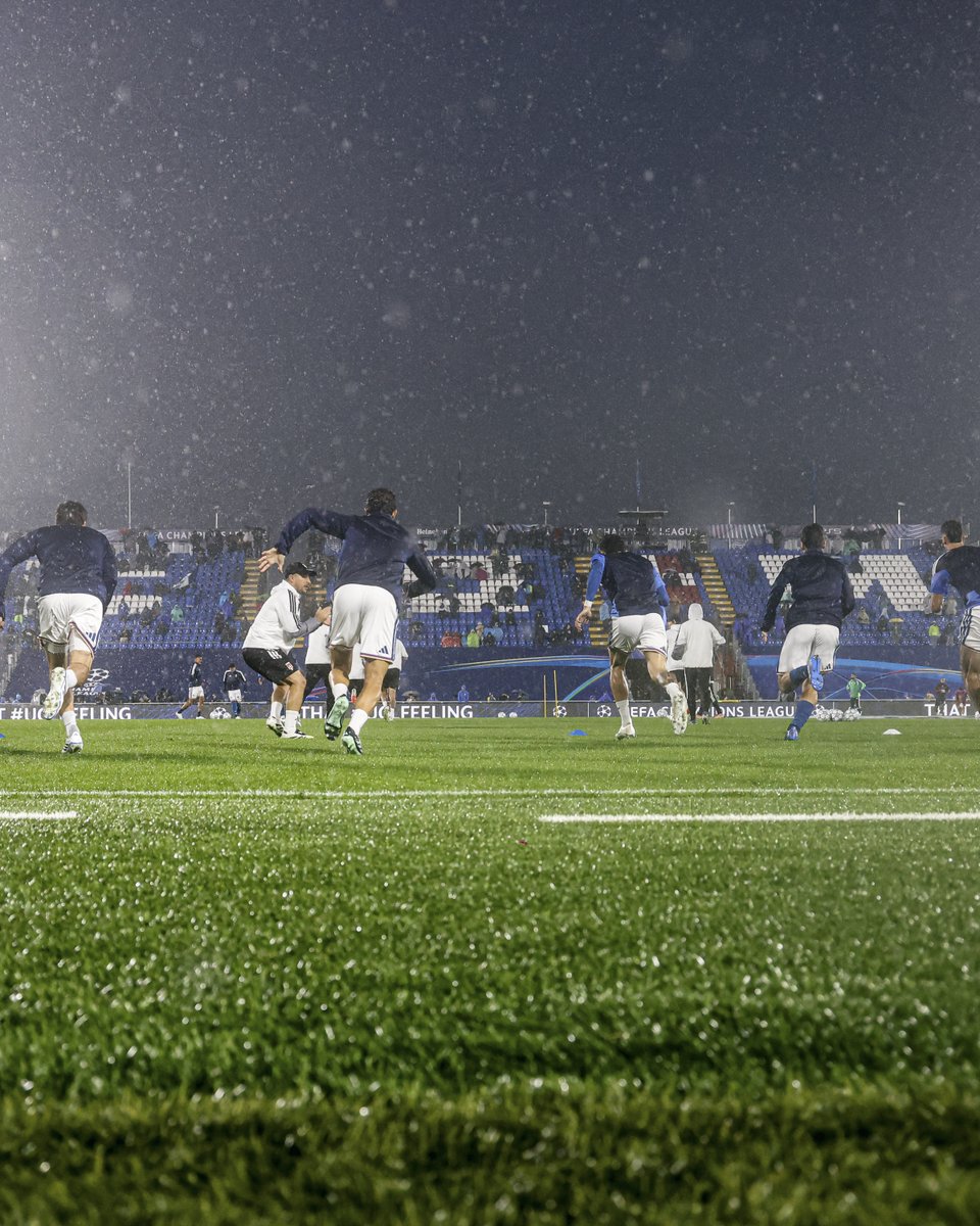 Como_1907's tweet photo. Pre-match moments in the rain. 🌧️ https://t.co/qsf98ugZ88