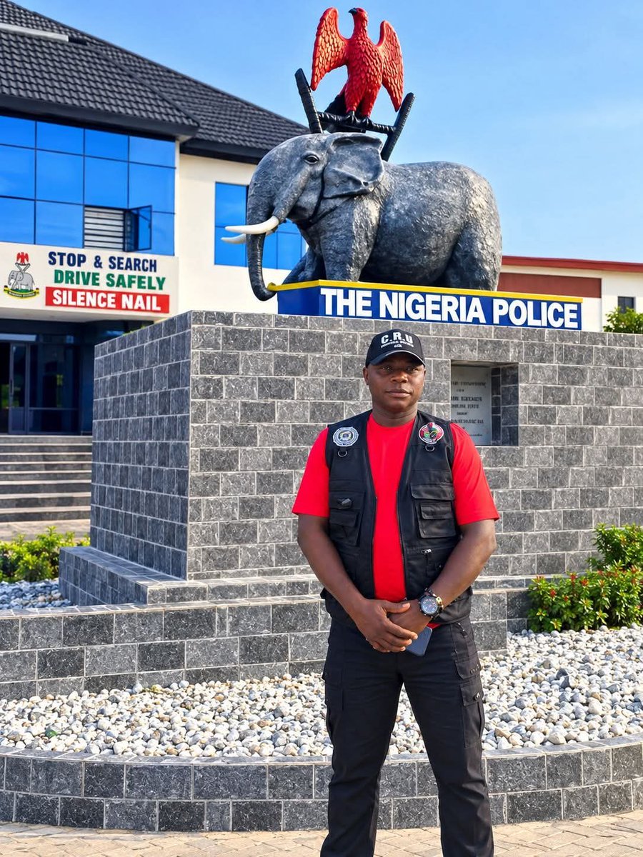PoliceNG_CRU's tweet photo. LIVE: #Sensitization ongoing in Lagos Nigeria 🇳🇬 as Head of the @PoliceNG_CRU SP @SPAwuFidelisJ personally led his team together with Eagle Crime Awareness and Prevention Initiative (ECAPI) to sensitize Nigerian.
@TunjiDisu1 @CspIniedu https://t.co/nyaN6PqiiU