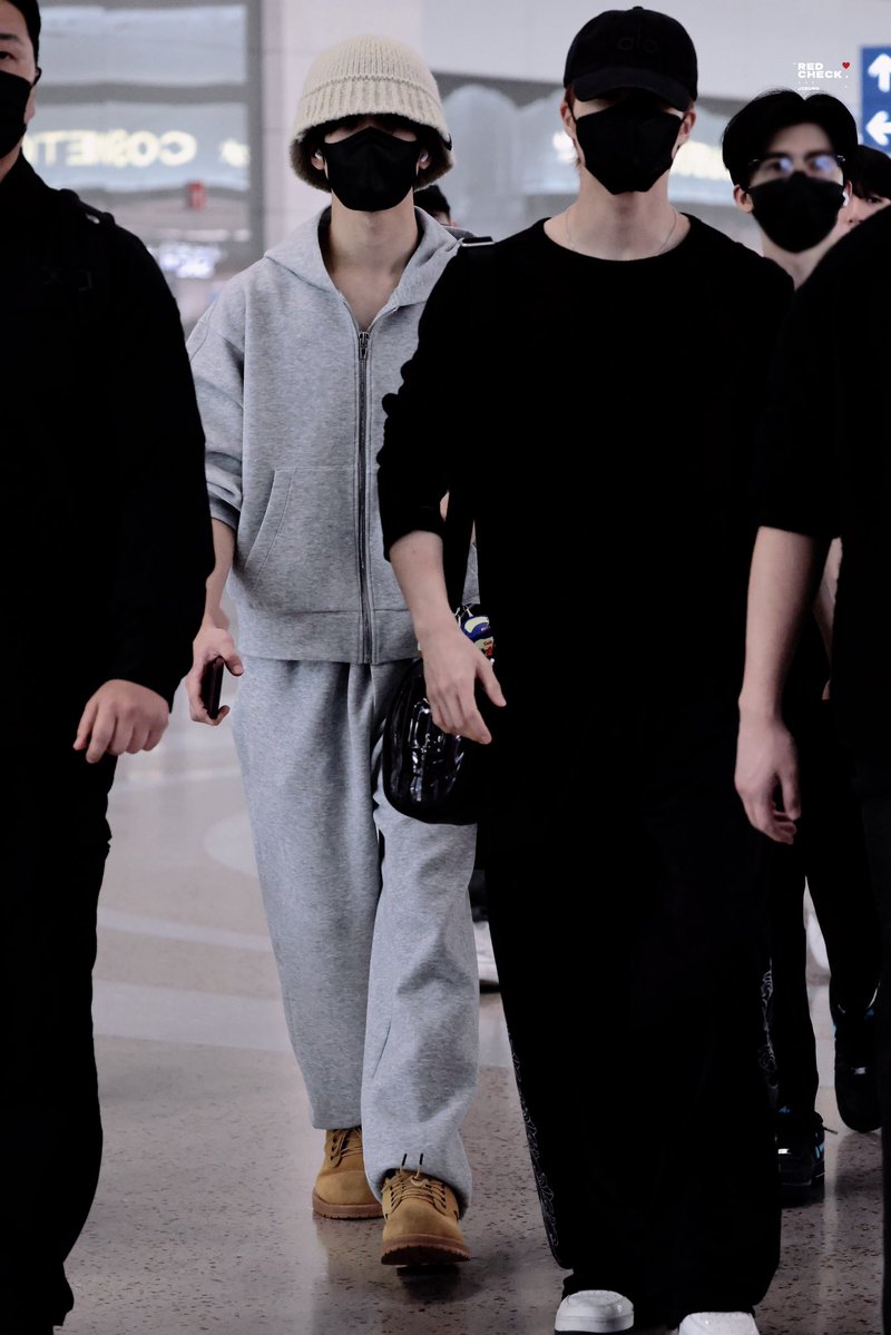 redcheckJS's tweet photo. 261023 ICN 🛫

#박지성 #JISUNG
#지성 #チソン #NCTDREAM https://t.co/VorVQHwcHo
