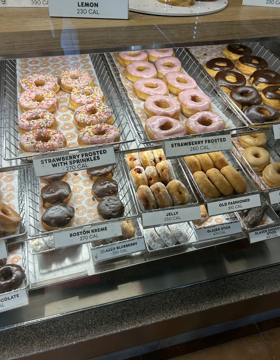 sarablazyy's tweet photo. Mon rêve qu’en France il y est la réforme d’inscrire le nombre de calories devant chaque plat/boisson/dessert, frr hier pour une pizza boisée chez tasty pizza g galéré à trouver si c’était 1200 ou 2500 cal la pizza https://t.co/rkAYHCBcv3