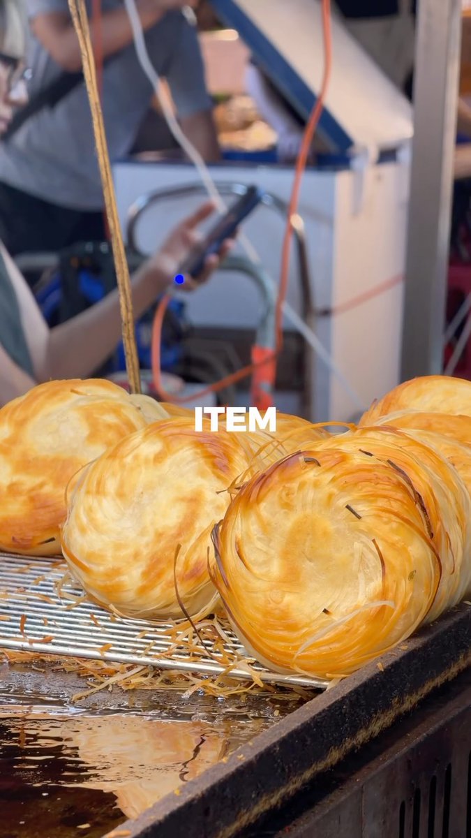 AnnaBelmonts's tweet photo. Le meilleur item du marché de nuit de Raohé, pas de débat. La vidéo complète sur le night market est disponible sur YouTube, lien en bio. https://t.co/EIjP9nIl8N